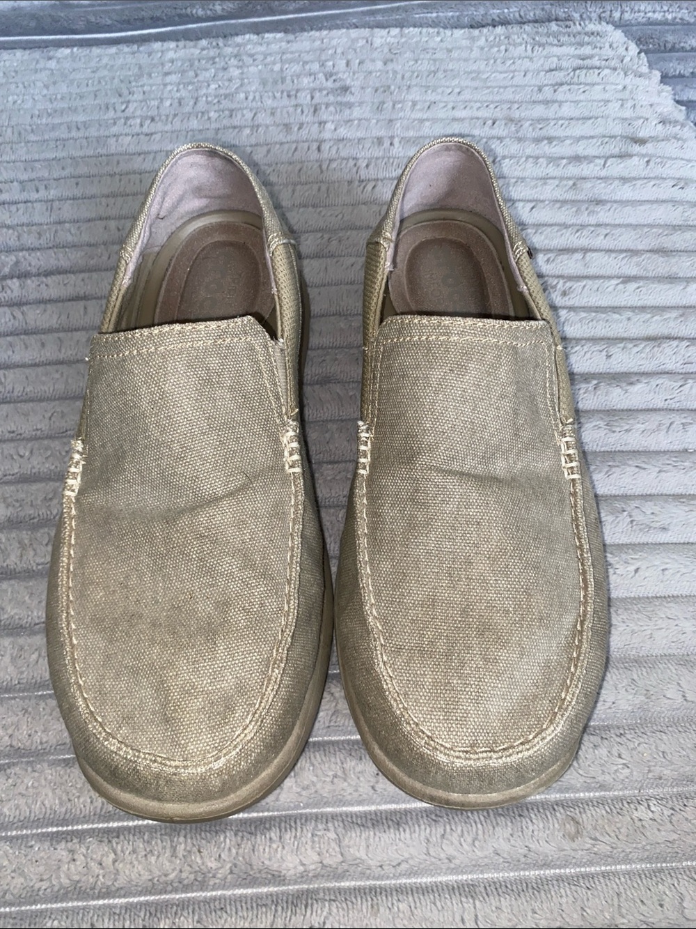 MENS 9 slip on Crocs tan